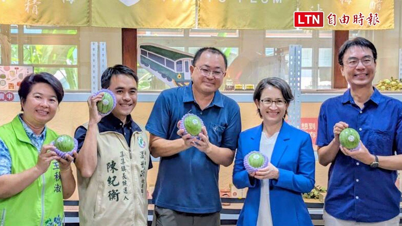 獲贈手掌大「迷你球」西瓜！蕭美琴秒被圈粉大讚：免像做重訓
