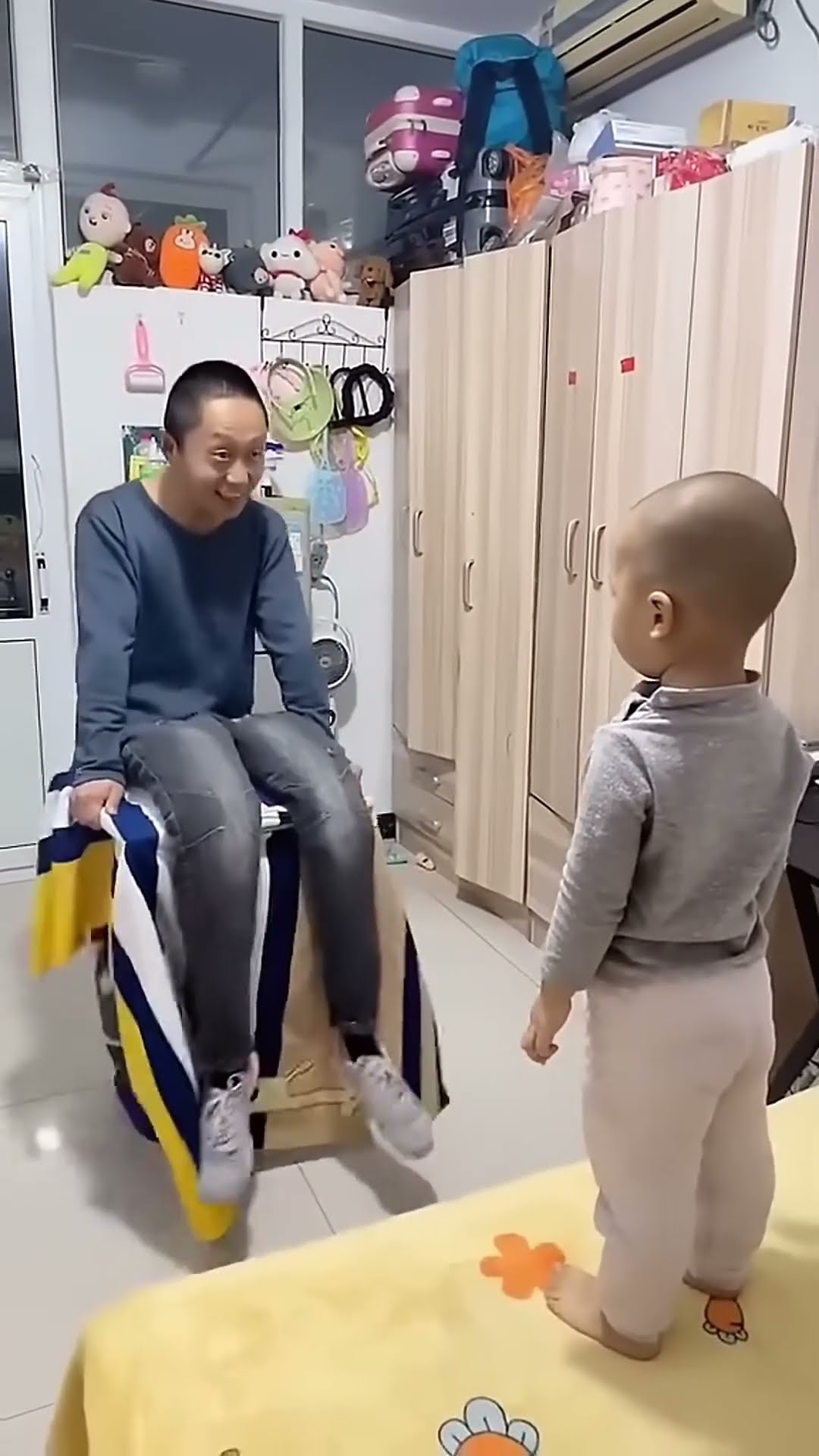 爸爸逗儿子开心，这才艺太厉害了！#Cute baby#Cute#呆萌小米宝#聪明宝宝#萌娃