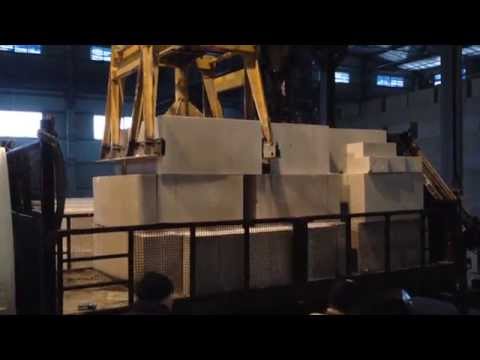 Погрузка на машину навального житомирского пеноблока краном 067-548-64-12