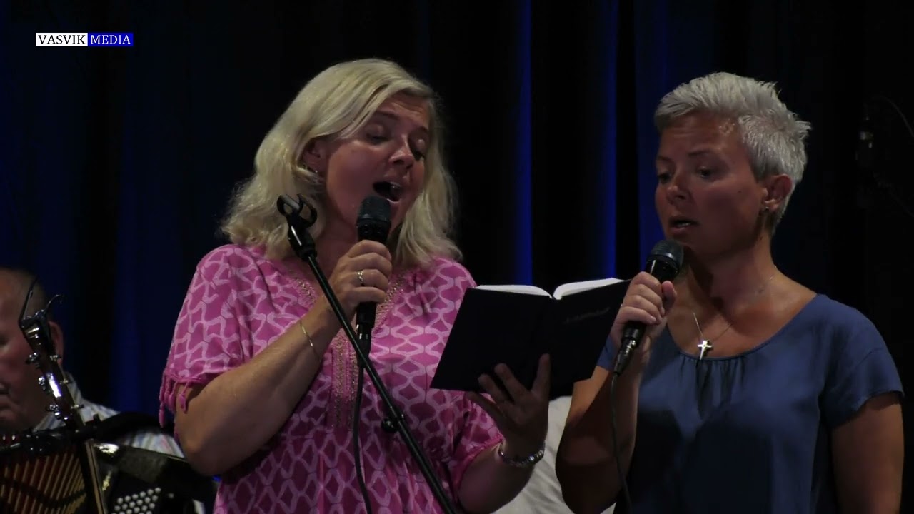 (6969) Familien Brautaset leder allsangen "Jeg tenker på hjemmet det kjære"