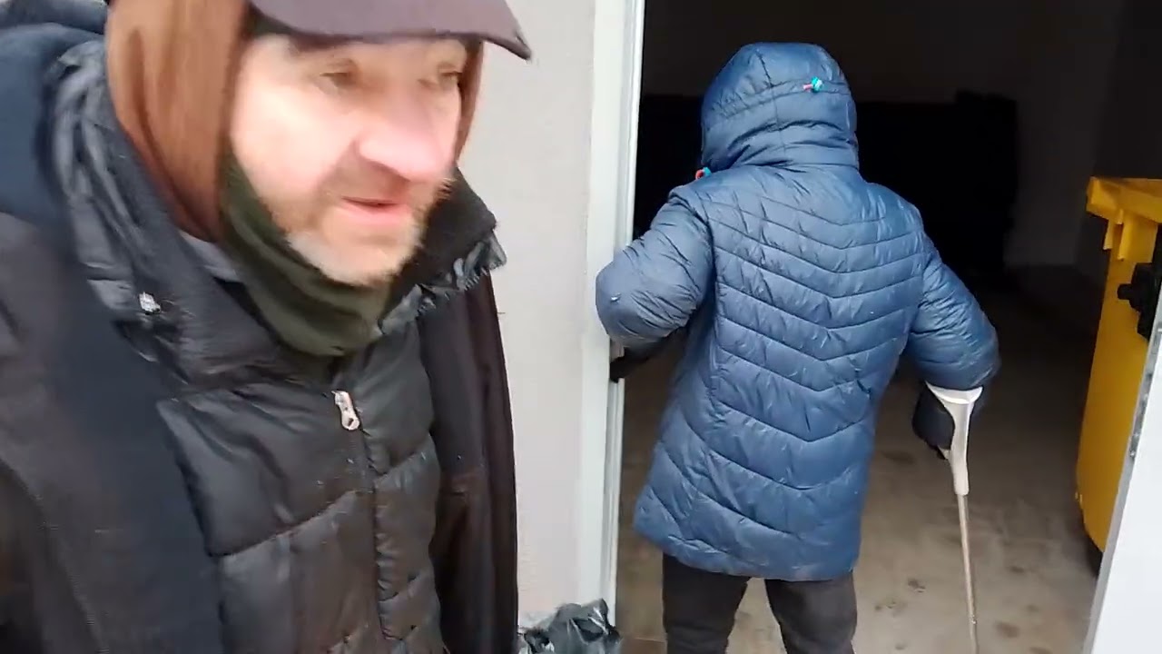 Bezdomny siadają mu nogi ale dalej będzie pić alkohol