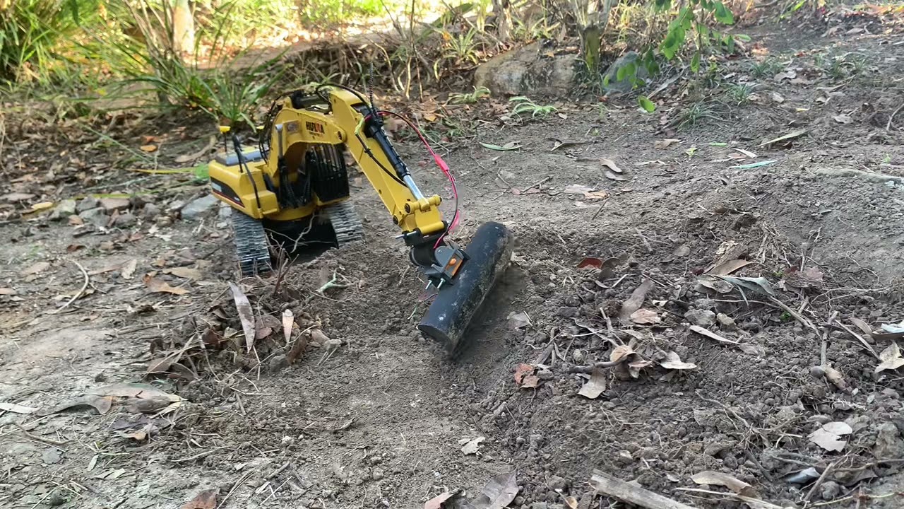 Huina 1580 Excavator Upgraded.! Tilt Hitch and Grading Bucket. Tilt Hitch Test Benching a Platform.