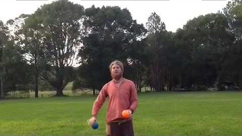 Juggling tutorial: 2 balls in 1 hand (beginner)