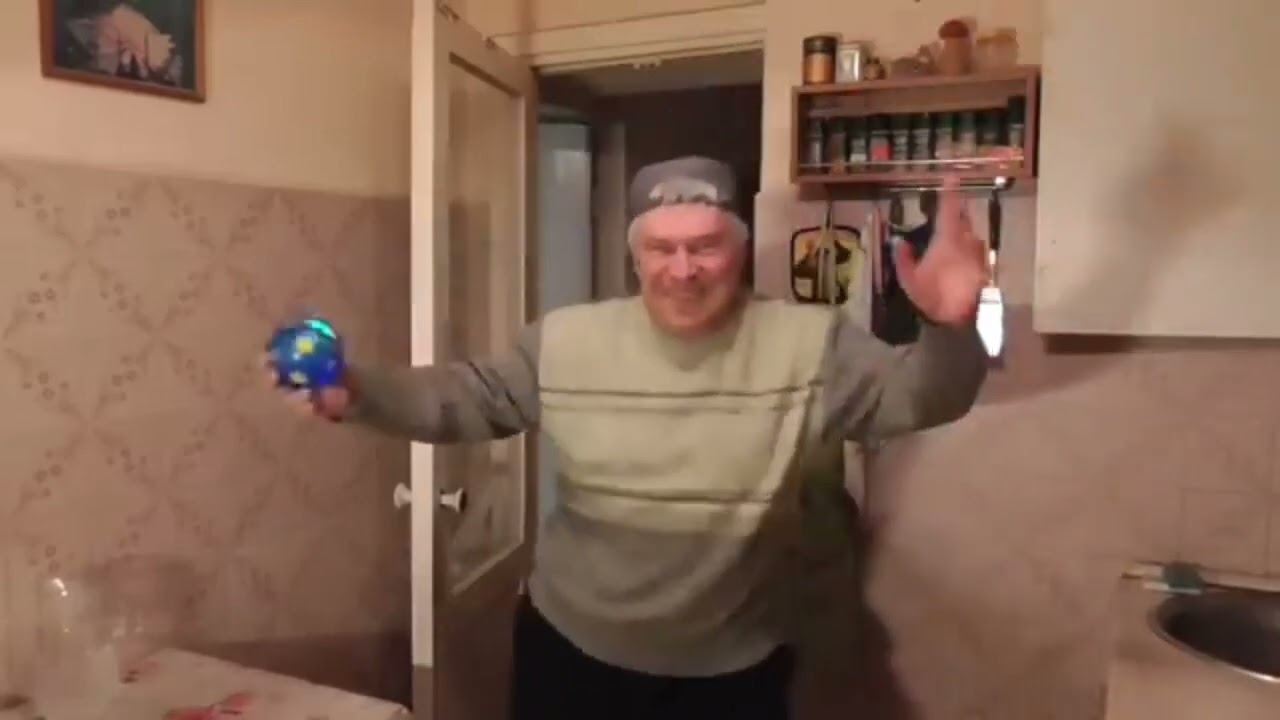 Геннадий Горин танцует под музыку из Bully