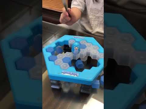 Игра Пингвин на льдине с двумя молоточками 