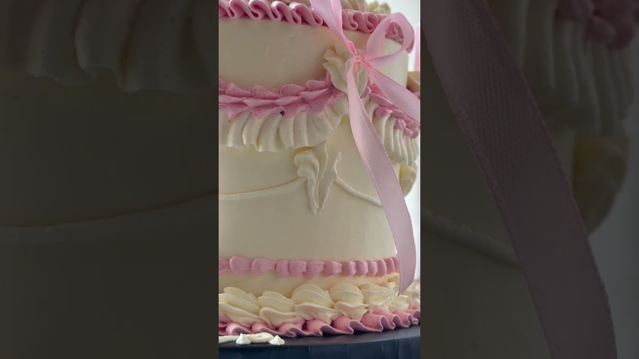 Vintage Lambeth Cake Design | Pink & Cream Piping | Custom Cakes in Muscat, Oman 