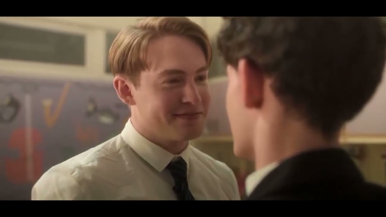 Kit Connor Joe Locke kiss scene Heartstopper 