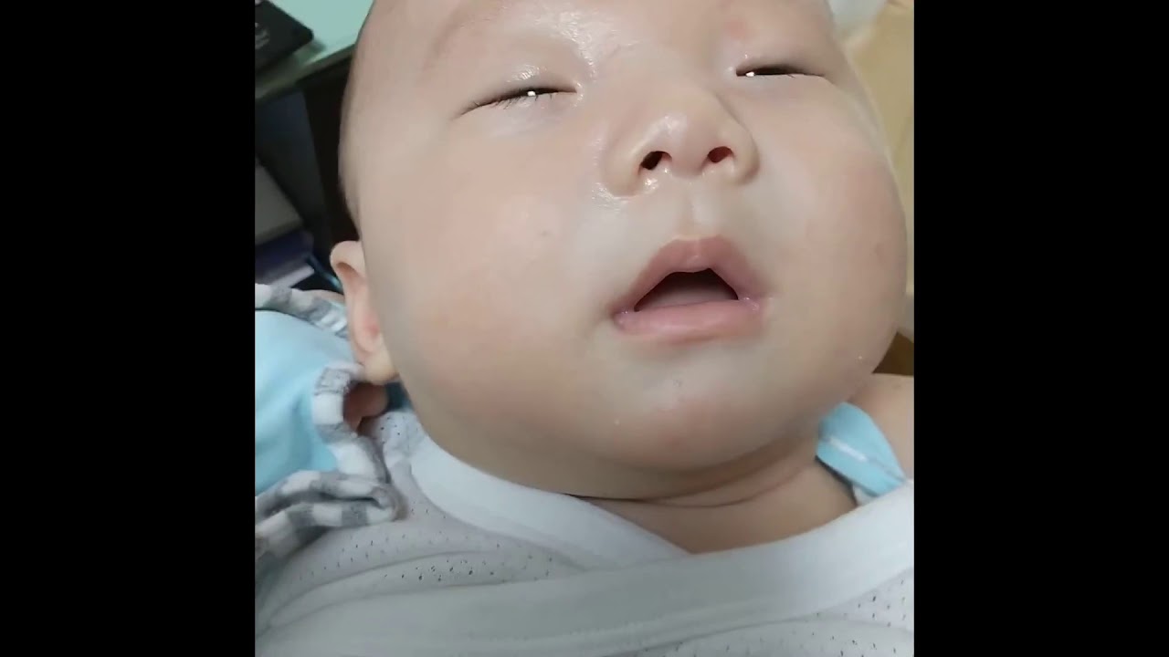 赤ちゃん 寝ながら引きつった笑い Youtube
