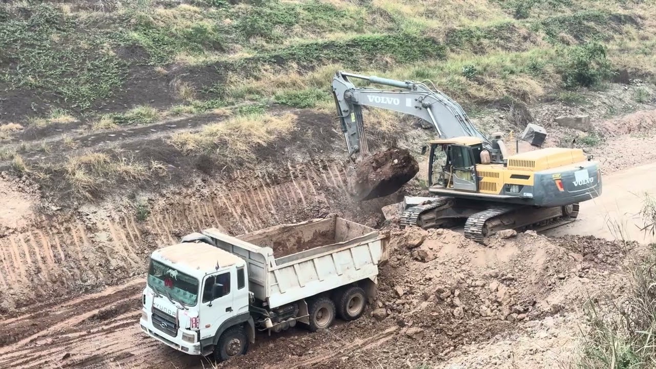 Volvo EC480DL Excavator Digging Action | Powerful Heavy Equipment Earthmoving Machine at Work
