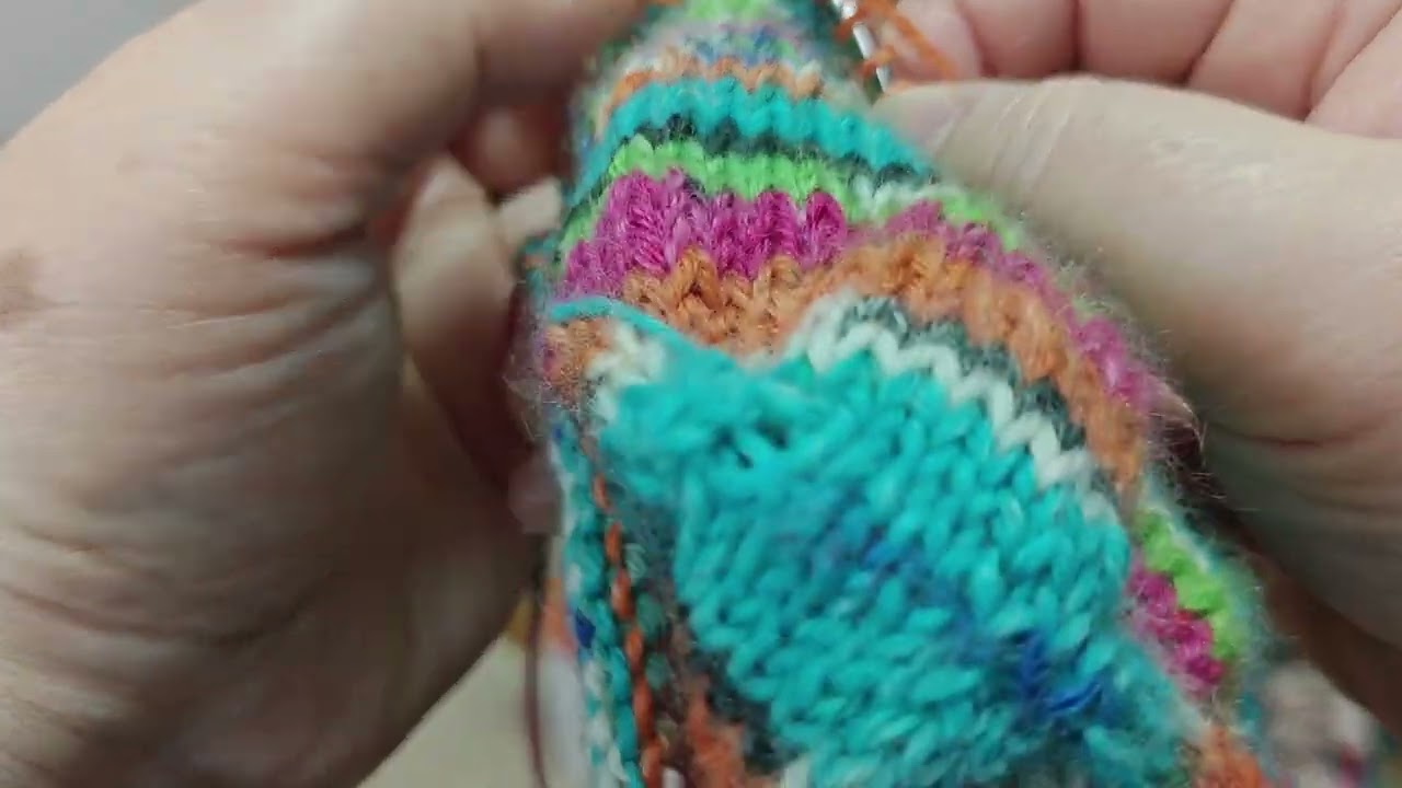 オパール毛糸ぽっちゃり君ユルゲンで靴下？編んでます。