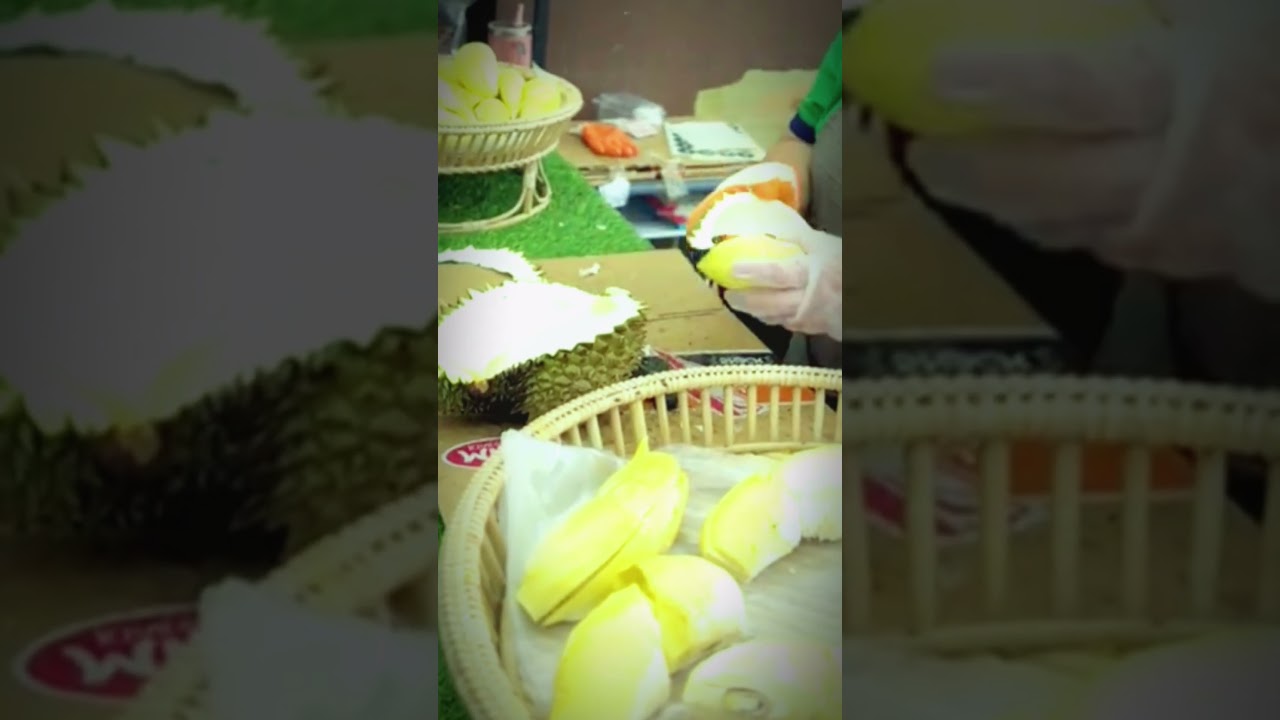 How to Cut Durian the Easy Way! 😲🍈 