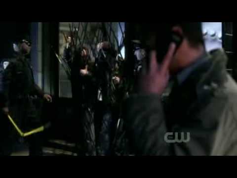 Smallville - 9x02 - Metallo - Lois goes to the farm to check if Clark is back..