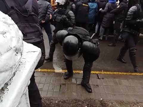 Брутальный разгон и хапун в центре Минска: ОМОН против людей