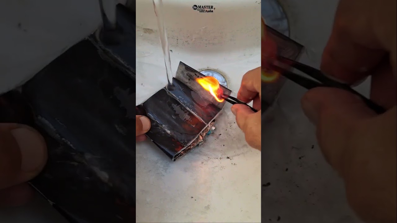 Sieh dir an, wie ein Lithium Handy Akku Feuer f&auml;ngt, sobald er mit Wasser in Kontakt kommt