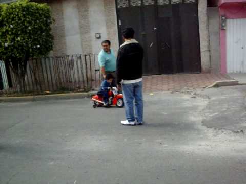 ALEJANDRO BALLACK PROBANDO SU MOTO QUE LE TRAJERON LOS REYES