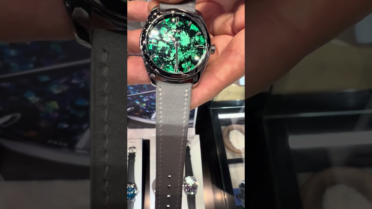 Часы Awake с лакированным циферблатом на выставке Timezones 2025 в Дубае. 