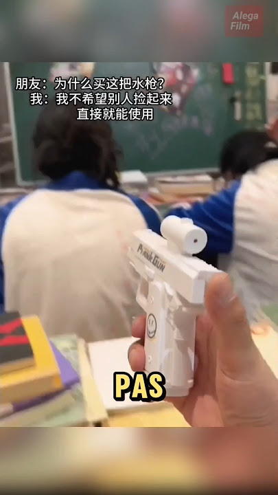 cowok ini bawa pistol air mini