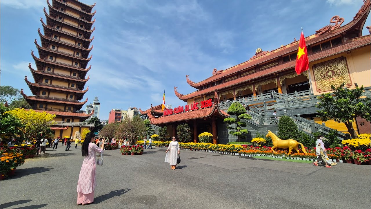 Lên Chùa Thắp Nhan ngày mùng 4 Tết ở Việt Nam Quốc Tự