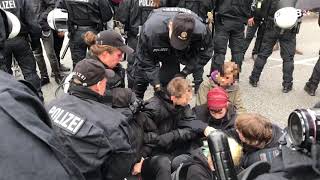 Polizei Räumt Gewaltsam Sitzblockade