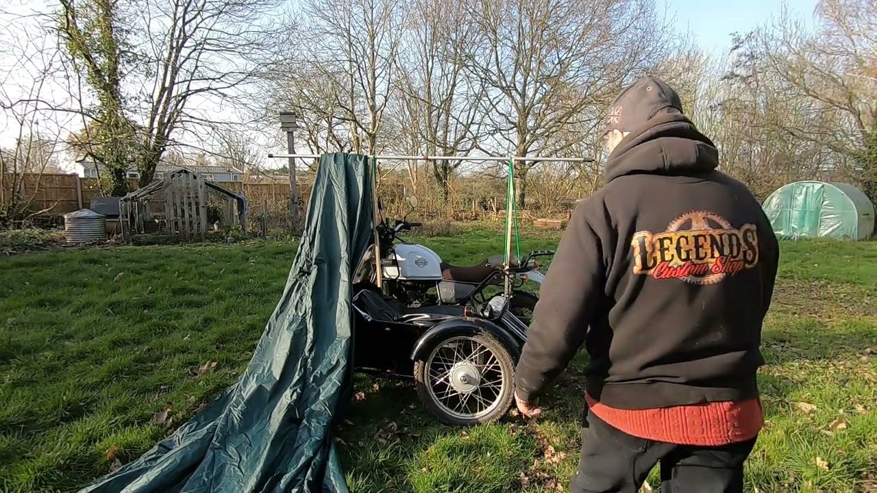Гениальная идея старика для дикого кемпинга: палатка не нужна.