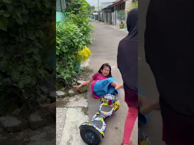 kalo kalian bisa maenin Hoverboard gak? class=