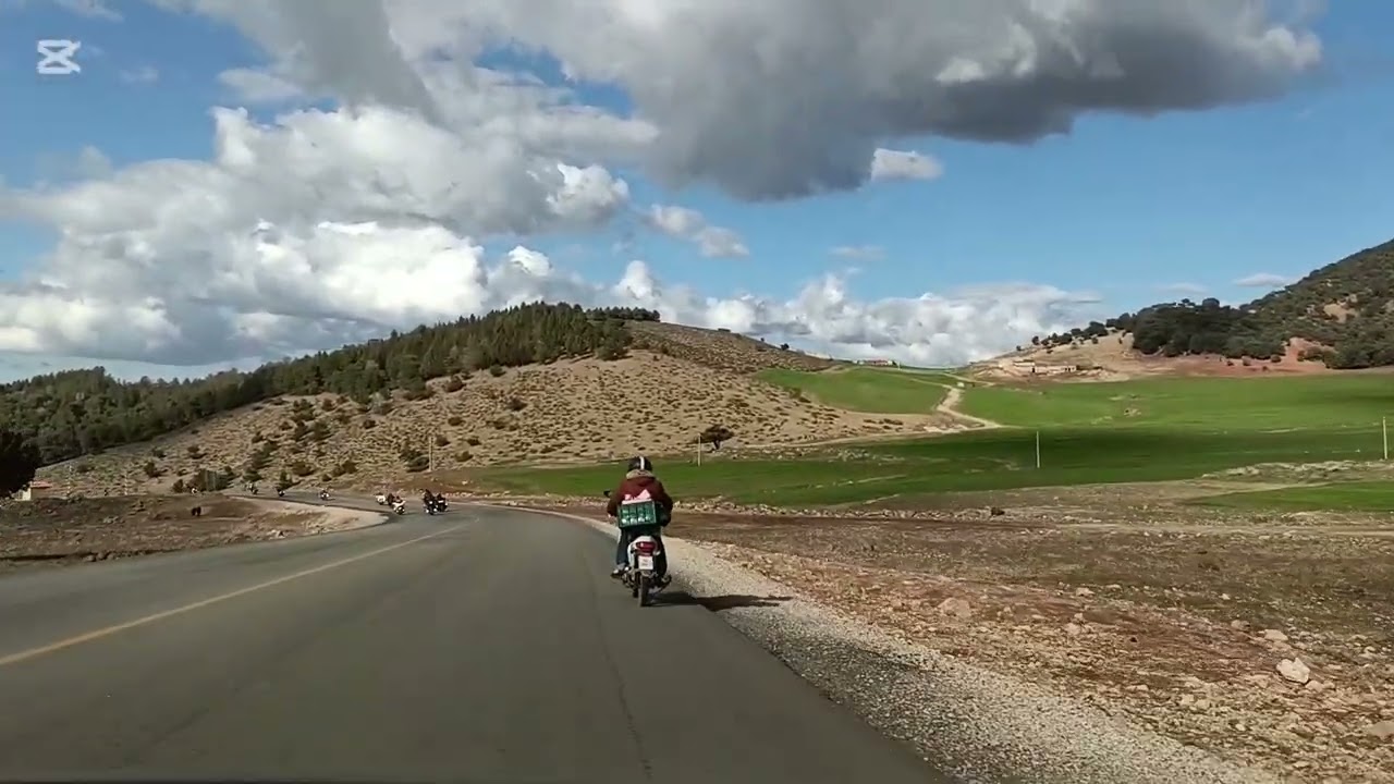 نزهة ساحرة في غابة أزرو ⛰️ | طريق الغابوية نحو المدينة 🌳🐒 مع أجواء أمازيغية رائعة 🎶☀️