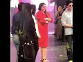 واحدة محجبة راحه تسلم على شاروخان عادى زى الباقيين شاروخ أختاااااه احذرى واحدة محجبة راحه تسلم على شاروخان عادى زى الباقيين شاروخ أختاااااه احذرى