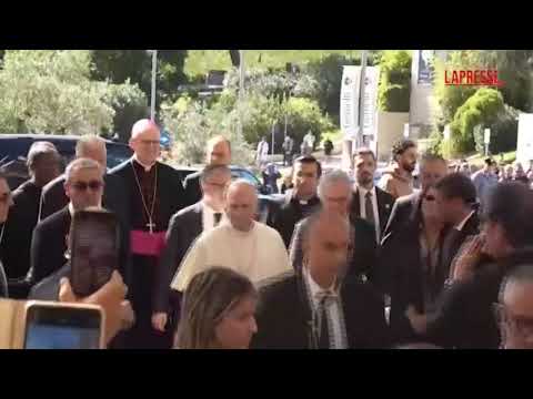 Video Papa, l'arrivo di Leone XIV all'ospedale Gemelli di Roma