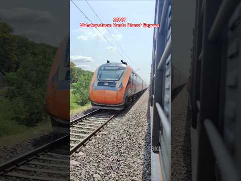 20707 Vishakapatnam Vande Bharat Express Crossing with 22882 Pune SF Express #indianrailways