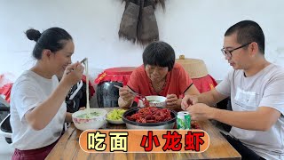 小莉为了儿子，宁可流口水，也不吃小龙虾