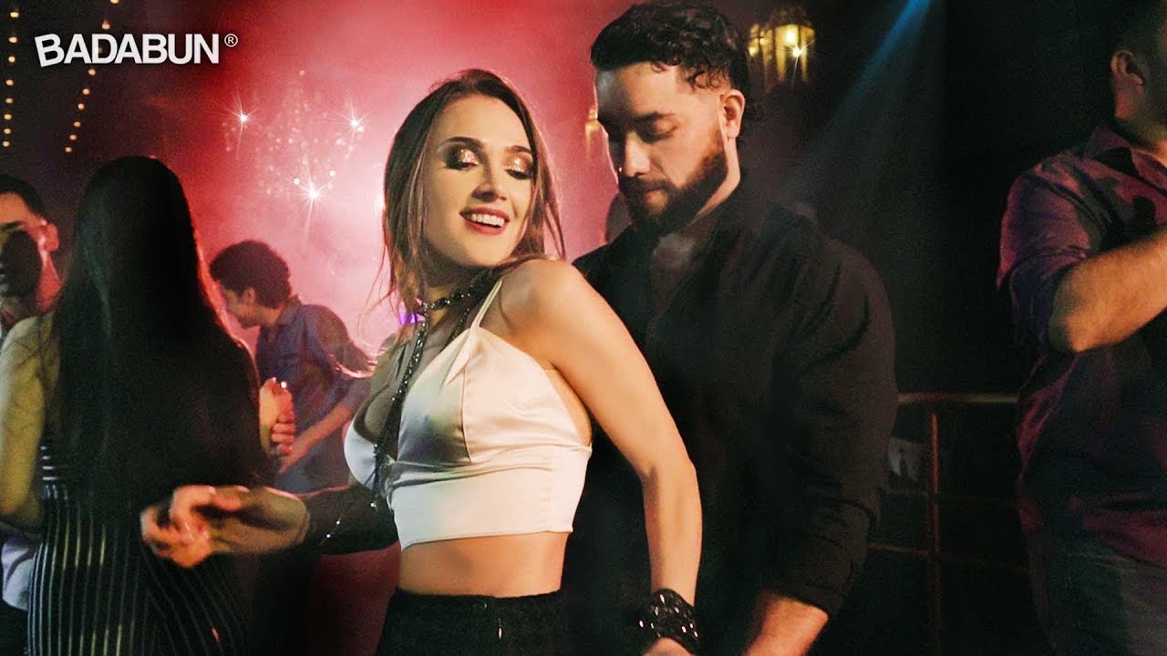 Шикарная Sofia Reyes раздевается перед бойфрендом