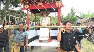 Walking dead Woman in White   Toraja Culture