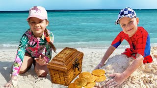 Diana y Roma juegan en la Playa con Papá y encuentran slime