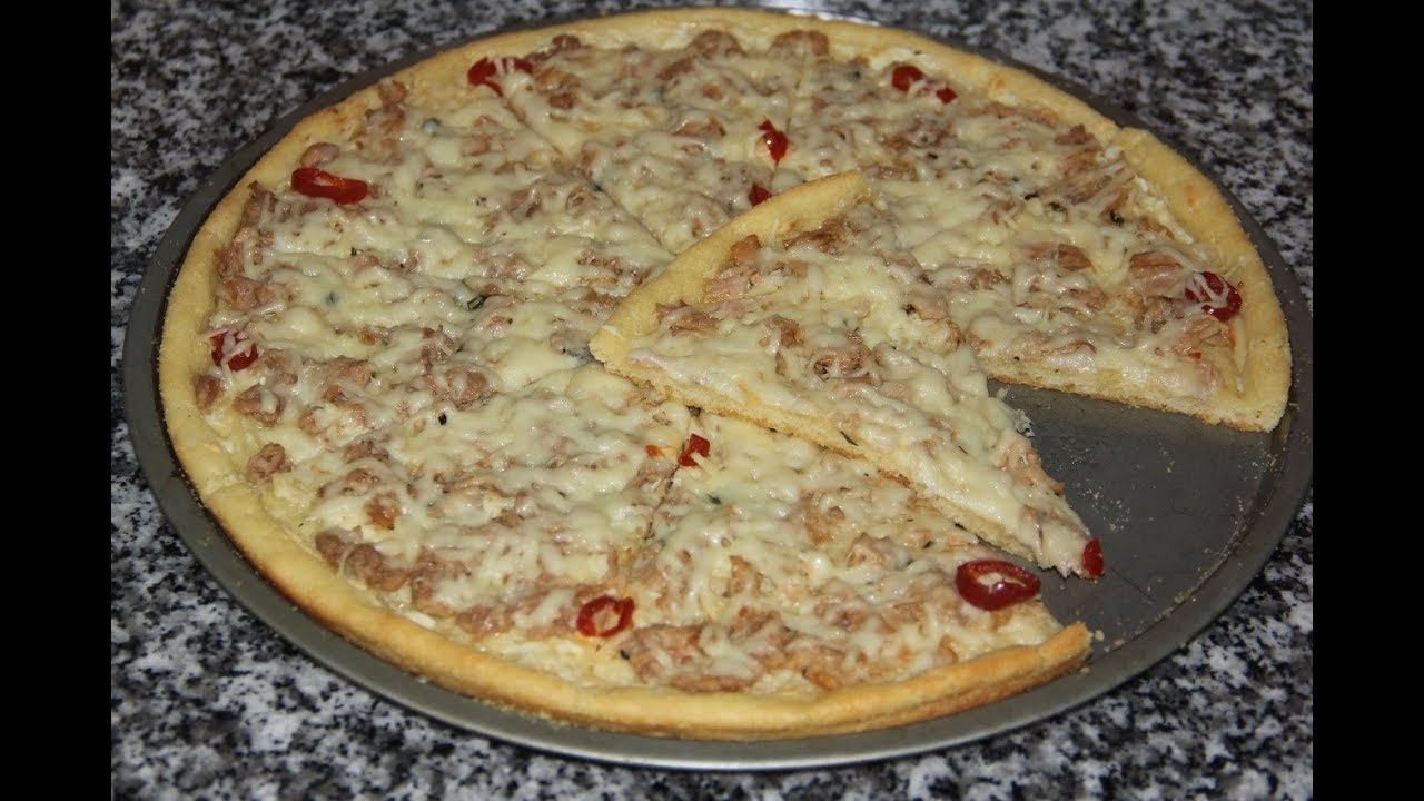 بيتزا المحلات بكل أسرارها بعجينة رطبة و هشيشة بدون عجن او دلك