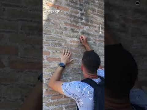 Turista sfregia il Colosseo per amore della fidanzata: turista lo filma, lui ride