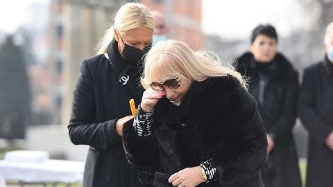 ŠABANOVA UDOVICA NIJE MOGLA DA ZAUSTAVI SUZE: Tuga i bol na Šaulićevom grobu