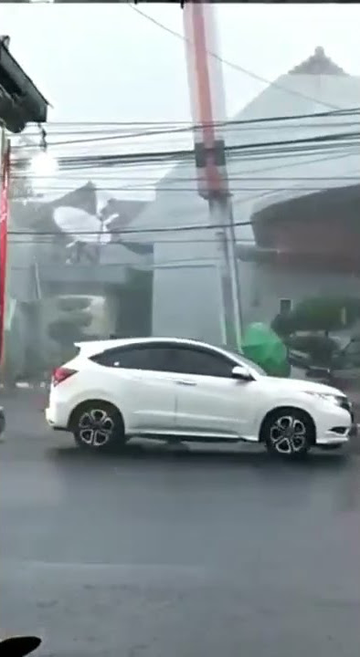 Hujan angin baliho tumbang di Kota Cirebon #shorts #hujanangin #hujanderas