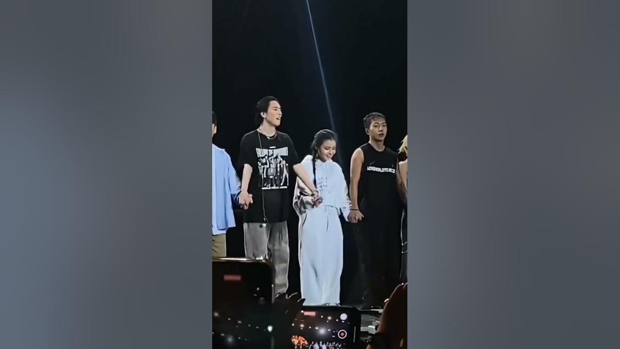 Poor LeeHi 🤭😂