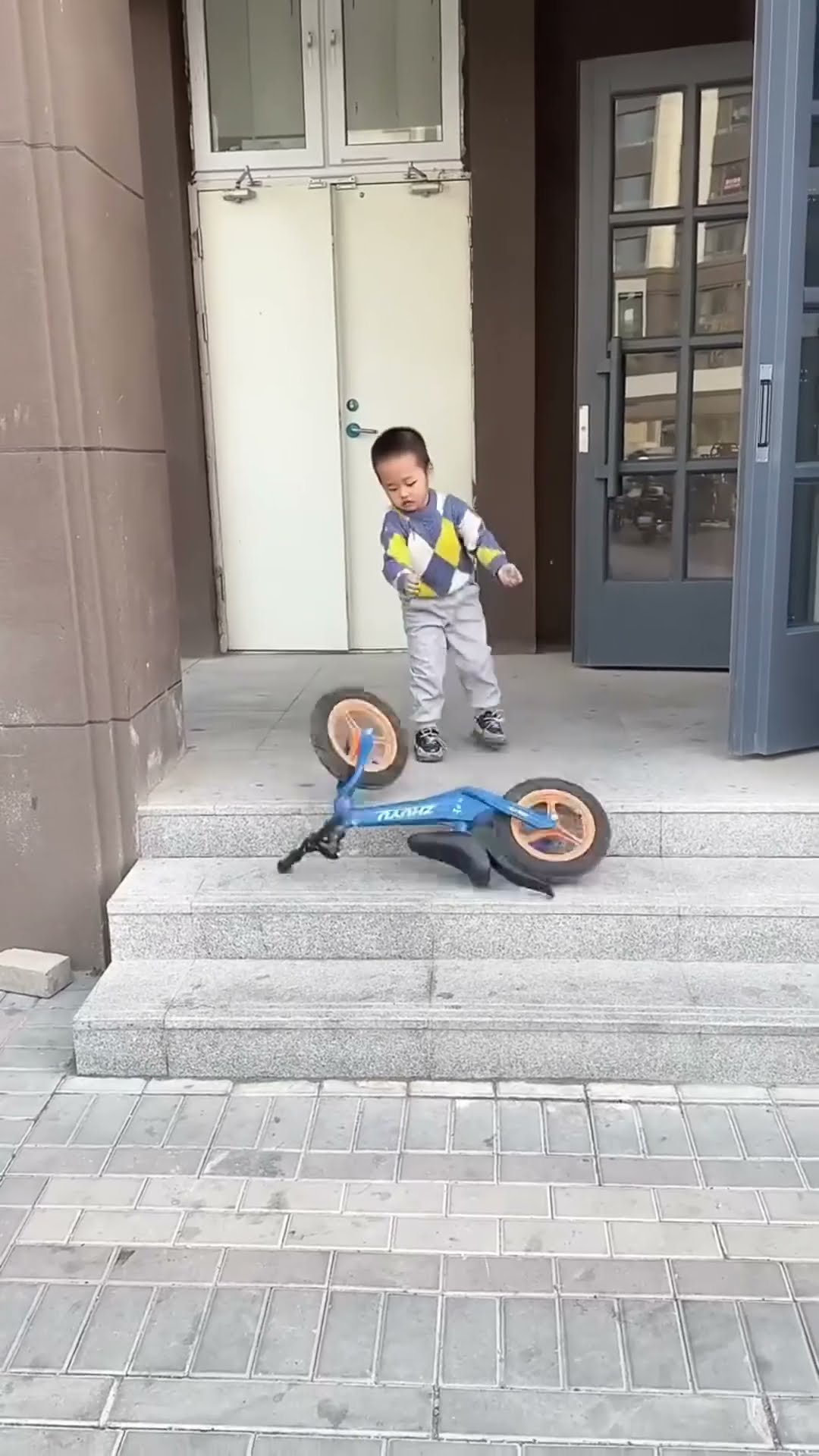 锻炼儿子的反应能力，爸爸的心也太大了吧!#Cute baby#Cute#呆萌小米宝#聪明宝宝#萌娃