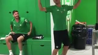 BRUTAL, QUÉ CRACK CAPITÁN - Joaquín bailando en el vestuario del Real Betis antes de salir a jugar.