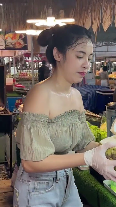 Cewek cantik buka kelapa sampai berkeringat #hot #food