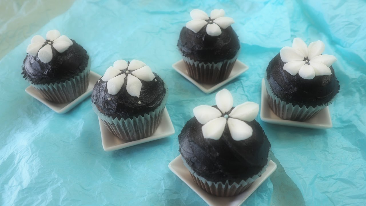 Easy with Marshmallows! Snowdrop-Decorated Rich Chocolate Cupcakes (Non-Chocolate) マシュマロで簡単デコ カップケーキ