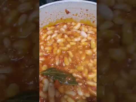 الفاصوليا البيضاء بصلصه الطماطم