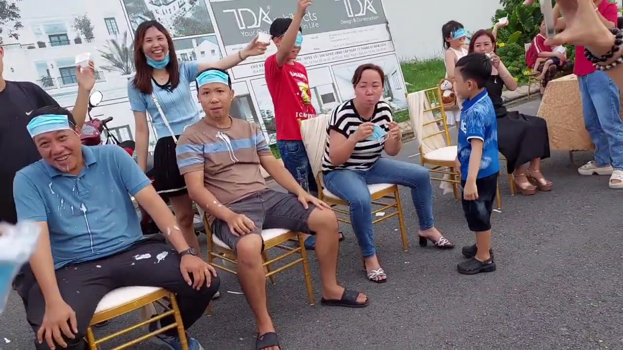 Cả gia đình đi thăm gia đình nhà cô minh 