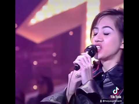 Ánh trăng nói hộ lòng em- Mai Diễm Phương biểu diễn tại Thập đại Kình ca Kim Khúc 1995