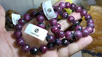 Vòng tay đá ruby 12.5ly cắt giác màu tím nho rất đẹp 😍 2.268k 1 chiếc vòng tay có giấy kiểm định
