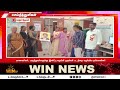 மாணவர்கள், மருத்துவர்களுக்கு இனிப்பு வழங்கி முதல்வர் படத்தை வழங்கிய தவெகவினர்
