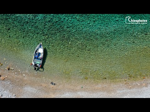 Η παραλία του Άγιου Νικήτα στη Χίο με τα γαλαζοπράσινα νερά