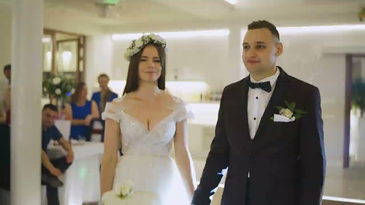 Panna młoda zaśpiewała dla rodziców – wzruszające podziękowanie na weselu🎤✨