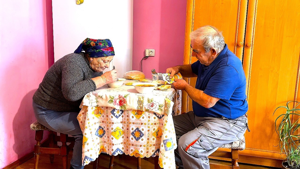 Rural life in the Carpathians 🏔️ Lonely but happy: Grandparents' Day in the mountains